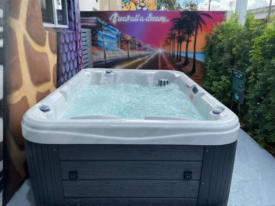 Cozy & Colorful Miami Art Canvas W/Hottub & Murals ภายนอก รูปภาพ